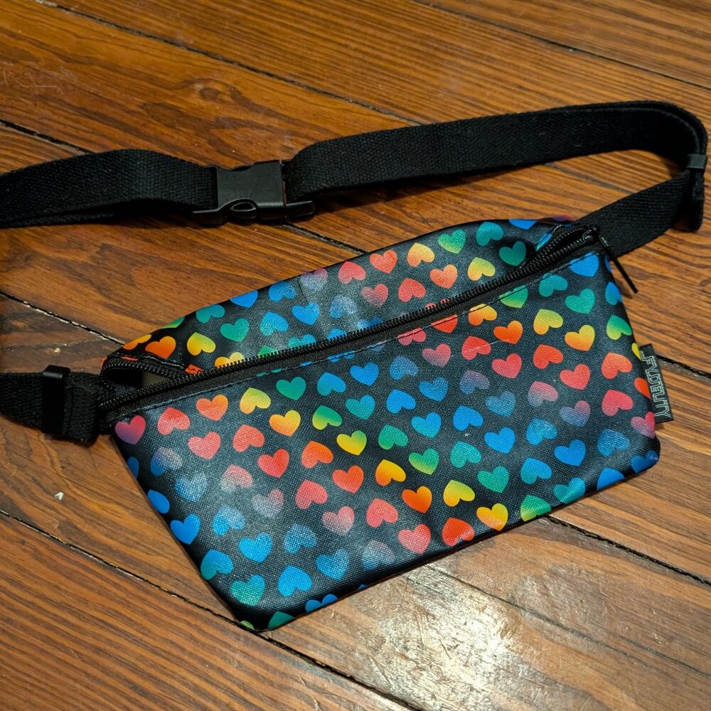 Fydelity fanny pack rainbow heart black